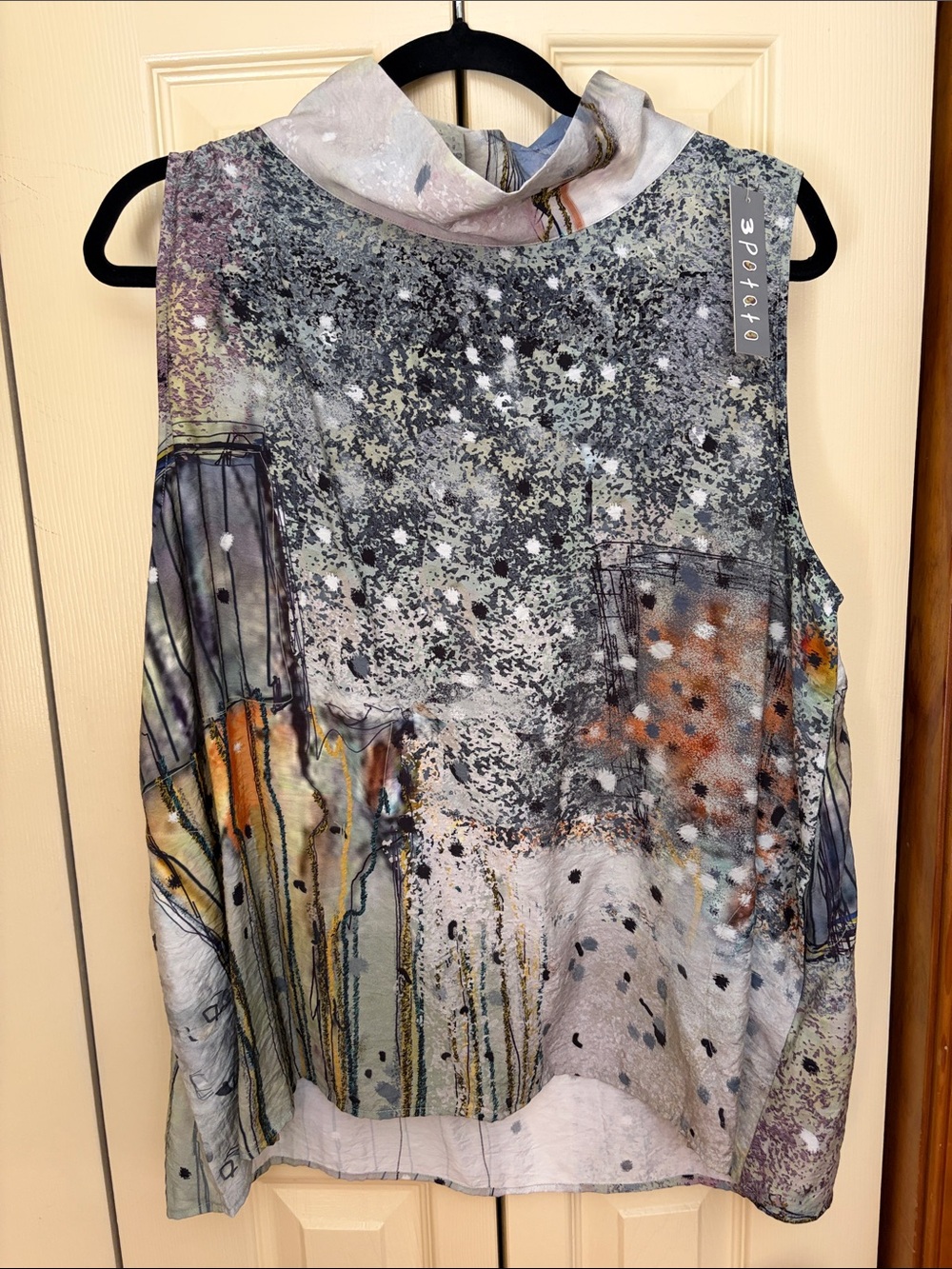 Sleeveless Abstract Print Mock Neck Top in Multicolor